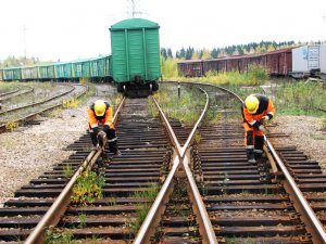 Работник по контролю за состоянием железнодорожного пути