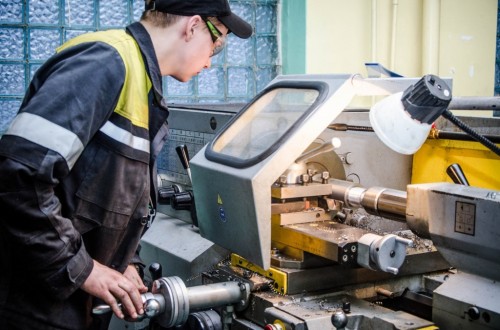 Приглашаем на обучение станочников!