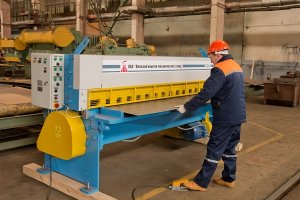 Резчик металла на ножницах и прессах