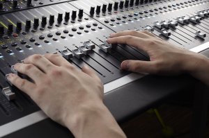 Звукооператор по программе "Звукорежиссура культурно-массовых мероприятий"