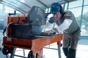 Резчик металла на пилах, ножовках и станках