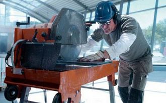 Резчик металла на пилах, ножовках и станках