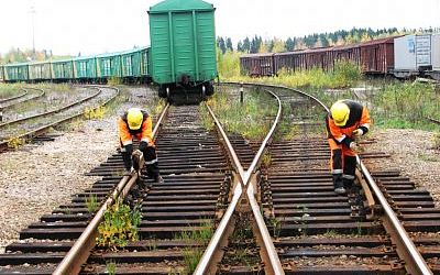 Работник по контролю за состоянием железнодорожного пути