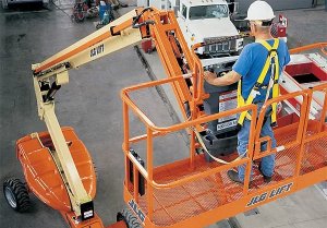 Рабочий люльки, находящийся на подъемнике (вышке)